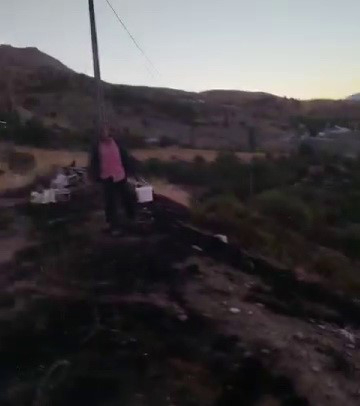 Adıyaman Gölbaşı'nda otluk alandaki yangını köylüler kovalarla söndürdü
