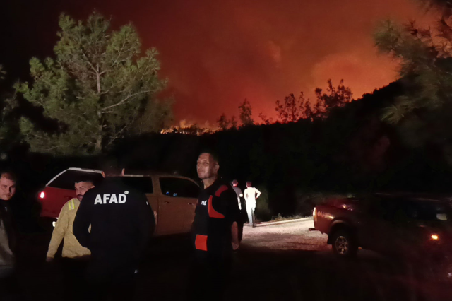 Kozan’da orman yangını: Yerleşim yerleri tahliye edildi