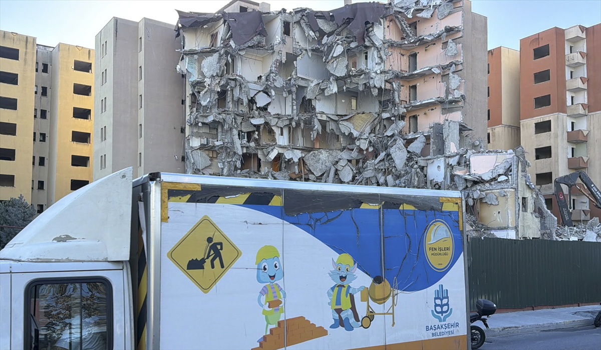 Küçükçekmece\'de yıkım sırasında düşen beton parçalar trafiği uzun süre aksattı