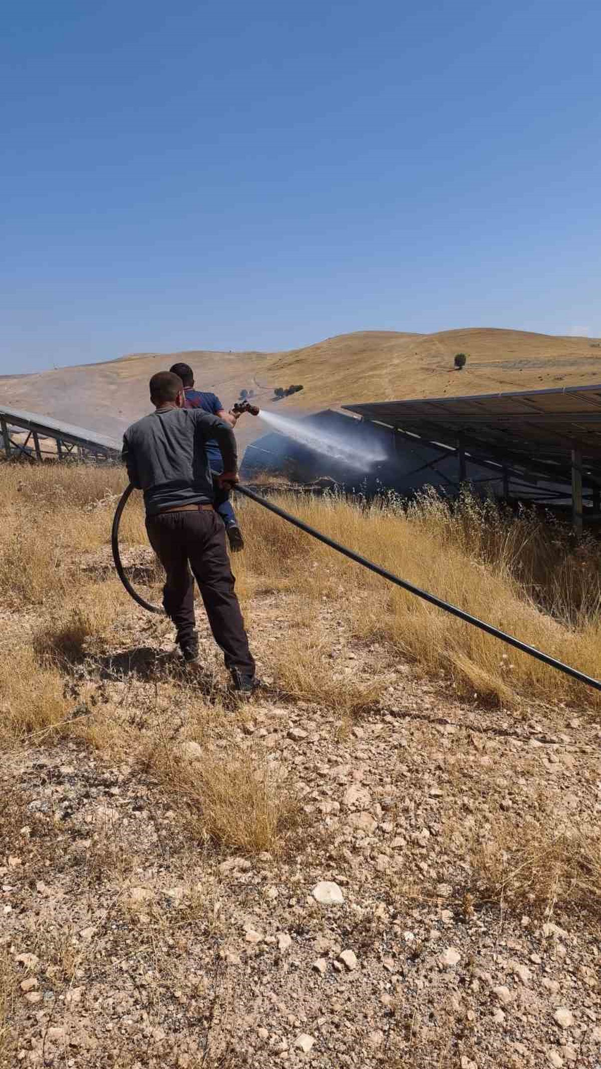 Siirt Kurtalan'da güneş enerjisi panellerinde yangın çıktı, ekipler müdahale etti