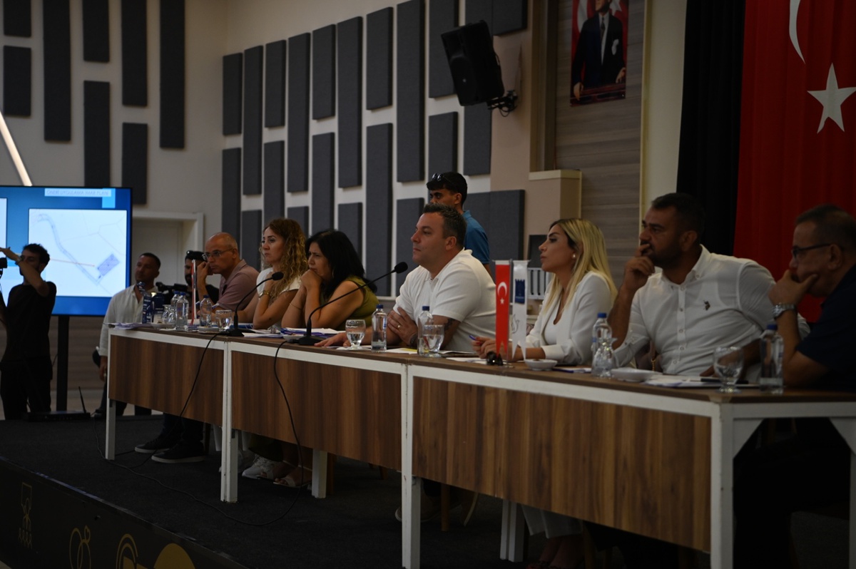 Kuşadası Belediye Meclisi, depreme dayanıksız stadın tribününün yıkılmasına karar verdi