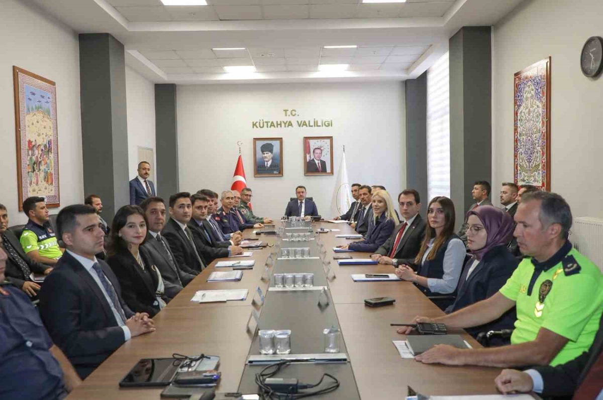 Kütahya\'da güvenlik toplantısı yapıldı; Vali Işın tedbirleri görüştü