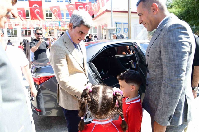 Malatya'da 2026-2027 okula uyum haftası başladı, İl Müdürü öğrencilerle okula yürüdü