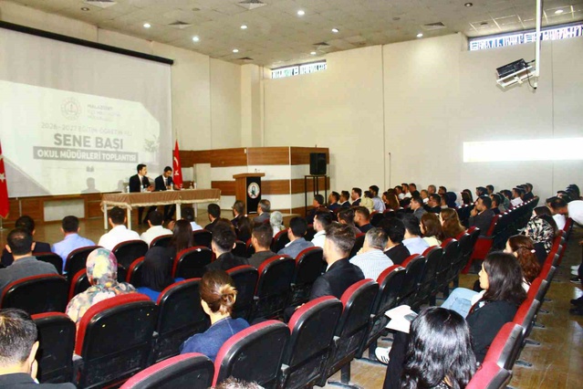 Malazgirt'te eğitim öncesi okul müdürleriyle toplantı yapıldı; kaymakam iş birliği mesajı verdi
