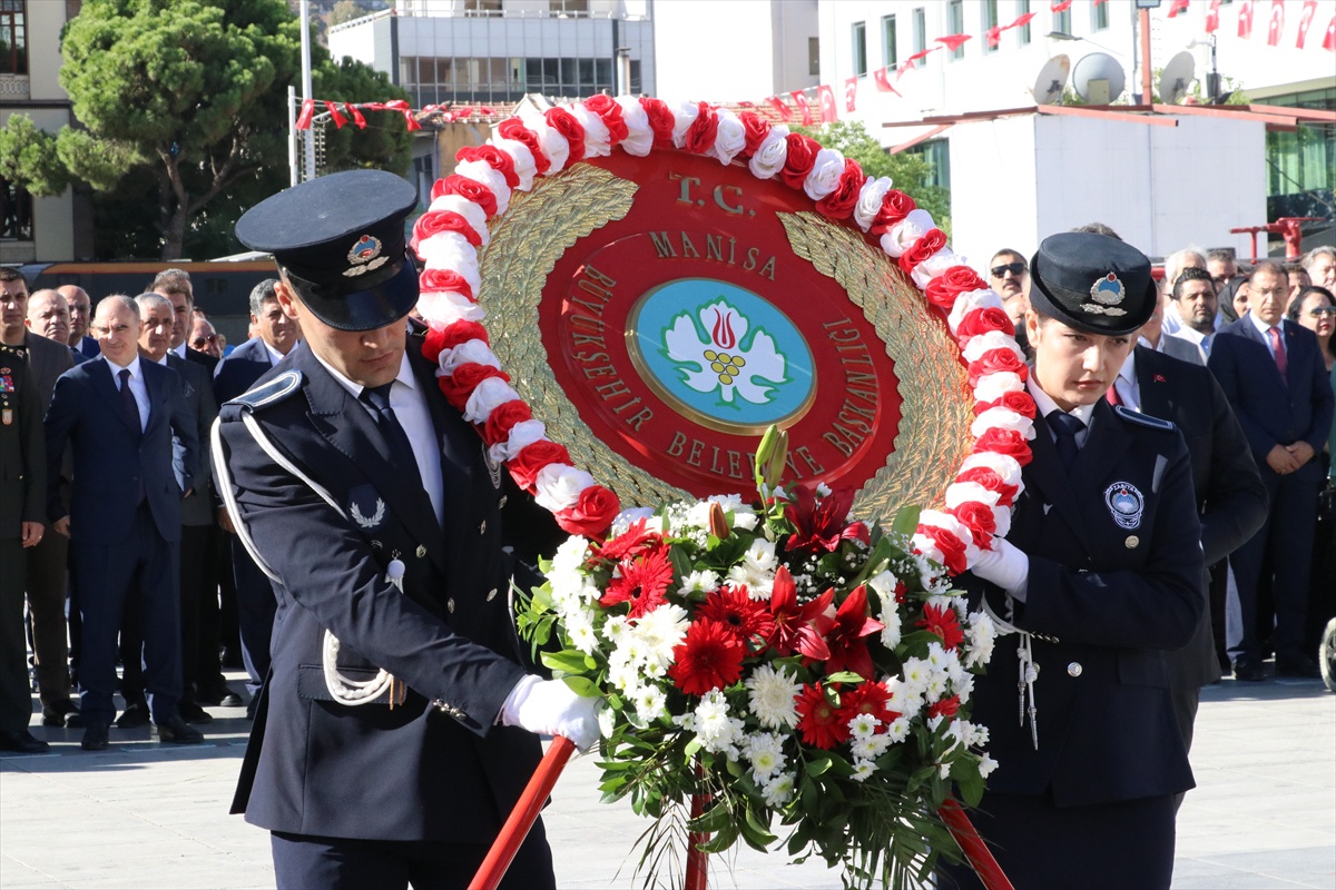 Manisa\'da düşman işgalinin 104. yılında Cumhuriyet Meydanı\'nda tören yapıldı