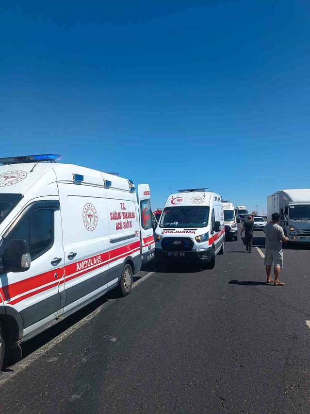 Mardin Artuklu'da öğrenci servisi devrildi, 13 öğrenci yaralandı