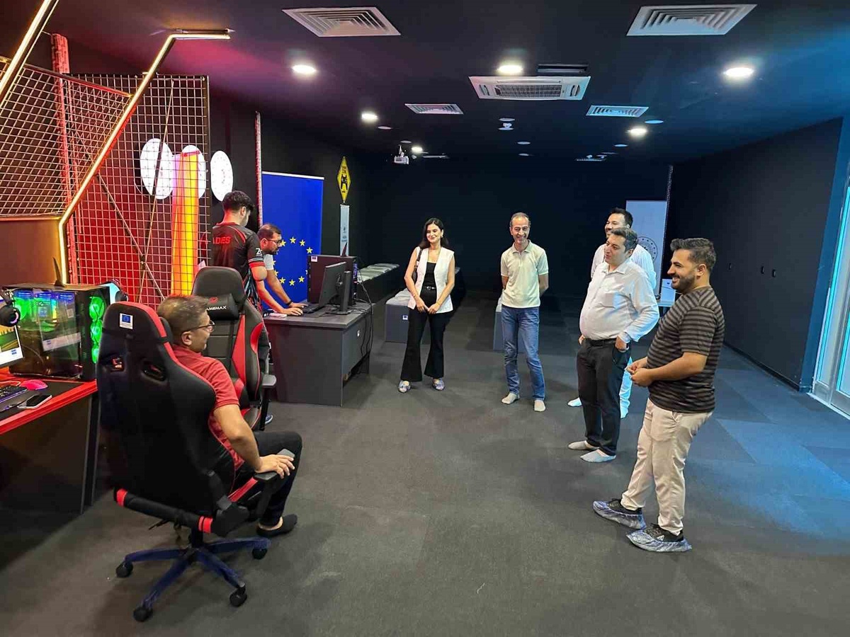 Mardin\'deki kamu destekli e-spor merkezi, Türkiye finallerine kalan takımı ağırladı
