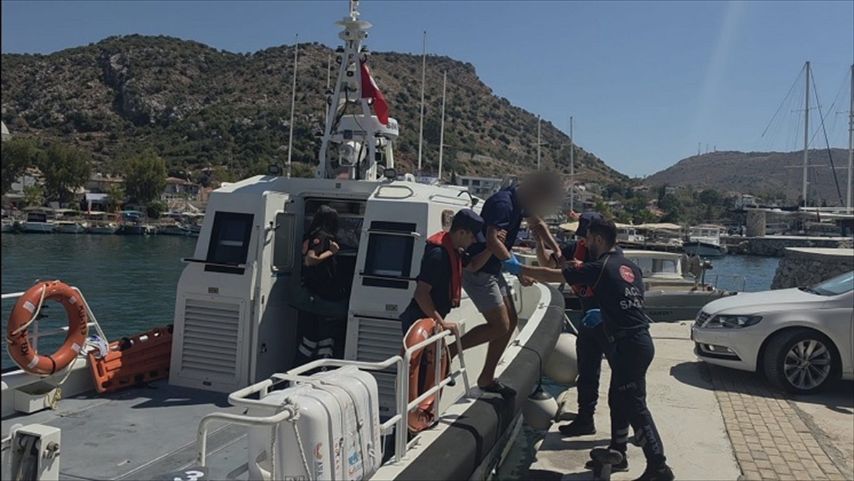 Marmaris açıklarında yatta yaralanan kişi Sahil Güvenlikle hastaneye ulaştırıldı
