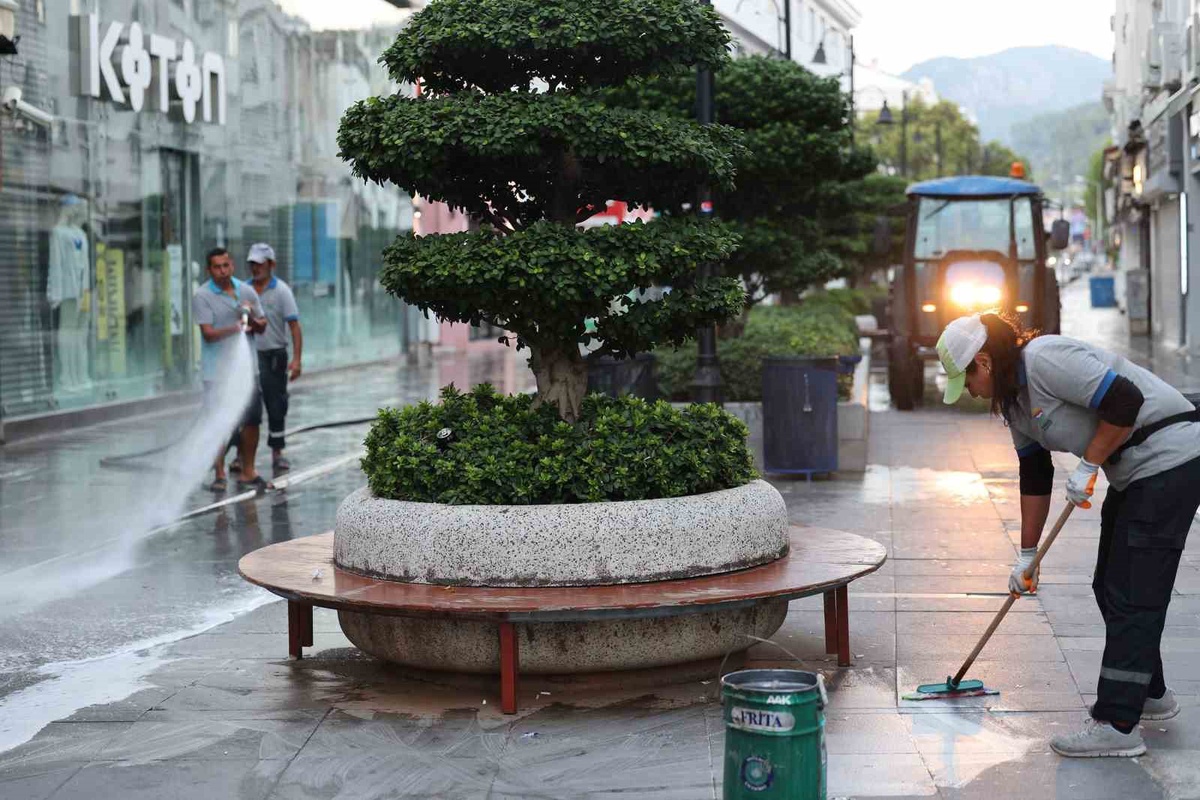Marmaris Sevgi Yolu\'nda sabah erken saatlerde kapsamlı temizlik ve yıkama çalışması yapıldı