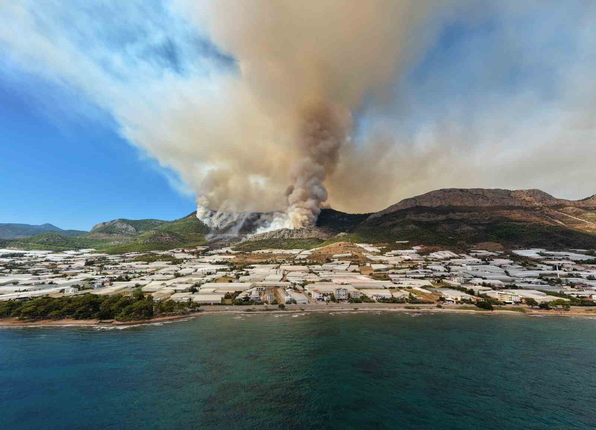 Mersin Bozyazı\'da orman yangınına 230 personel ve hava desteğiyle müdahale sürüyor