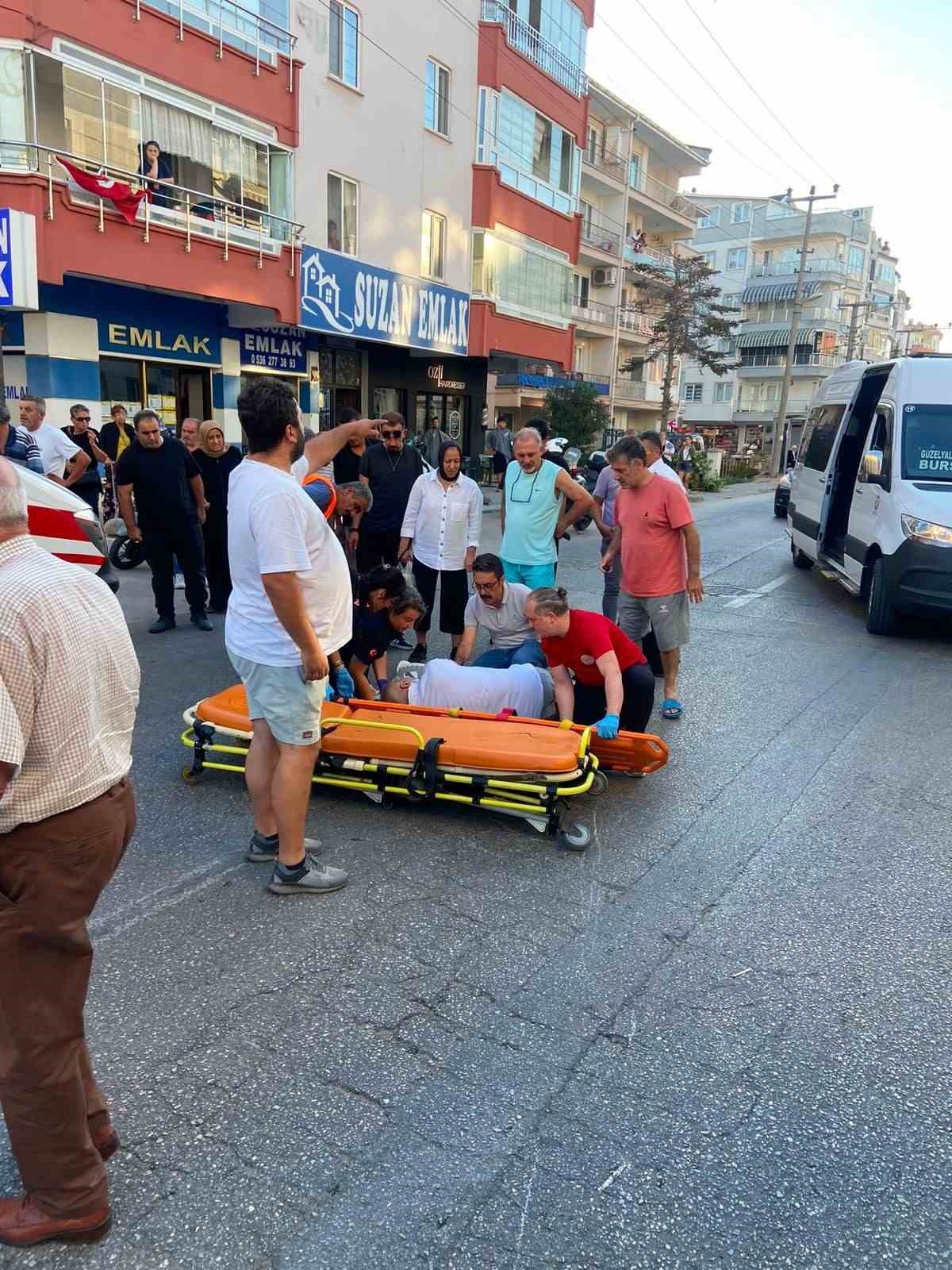 Bursa Mudanya\'da motosiklet yayaya çarptı, 2 kişi yaralandı