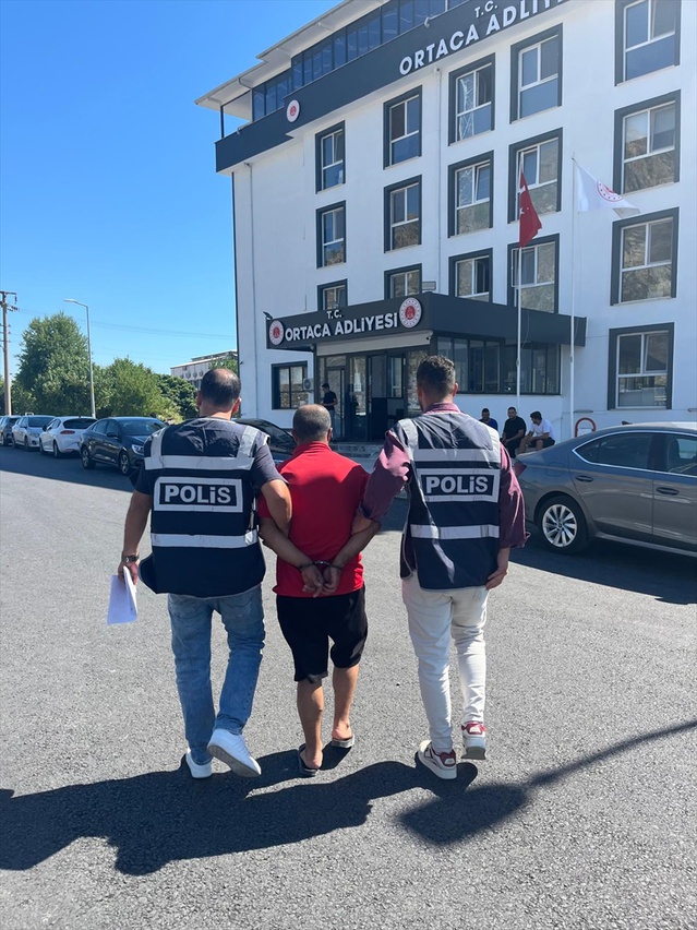 Muğla Dalaman'da 18 yıl 4 ay cezası bulunan hükümlü yakalanıp cezaevine gönderildi