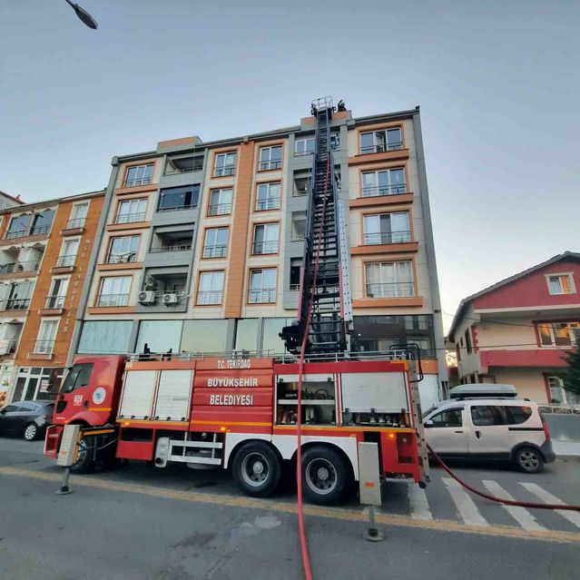 Tekirdağ Muratlı'da 5 katlı binanın çatısında yangın çıktı, alevler söndürüldü