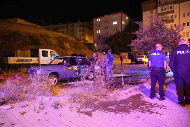 Nevşehir'de park halindeki otomobilde çıkan yangın aracı kullanılamaz hale getirdi