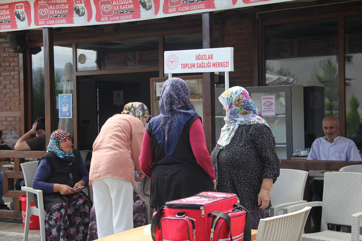 Çorum Oğuzlar'da sağlık taramasında şeker ve tansiyon değerleri ölçüldü
