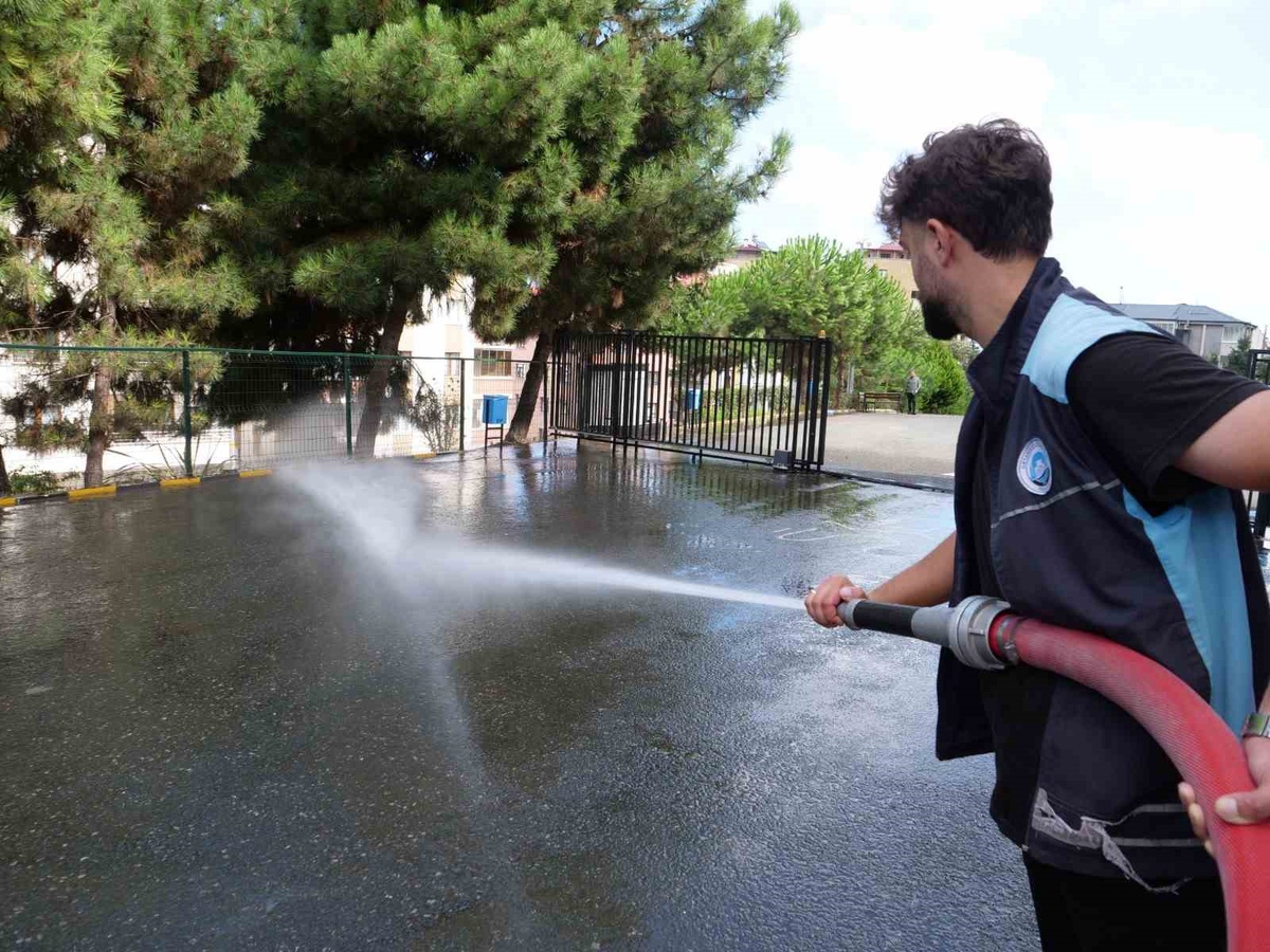 Trabzon\'da okullar 14 Eylül\'e hazırlanıyor; bahçelerde tazyikli temizlik