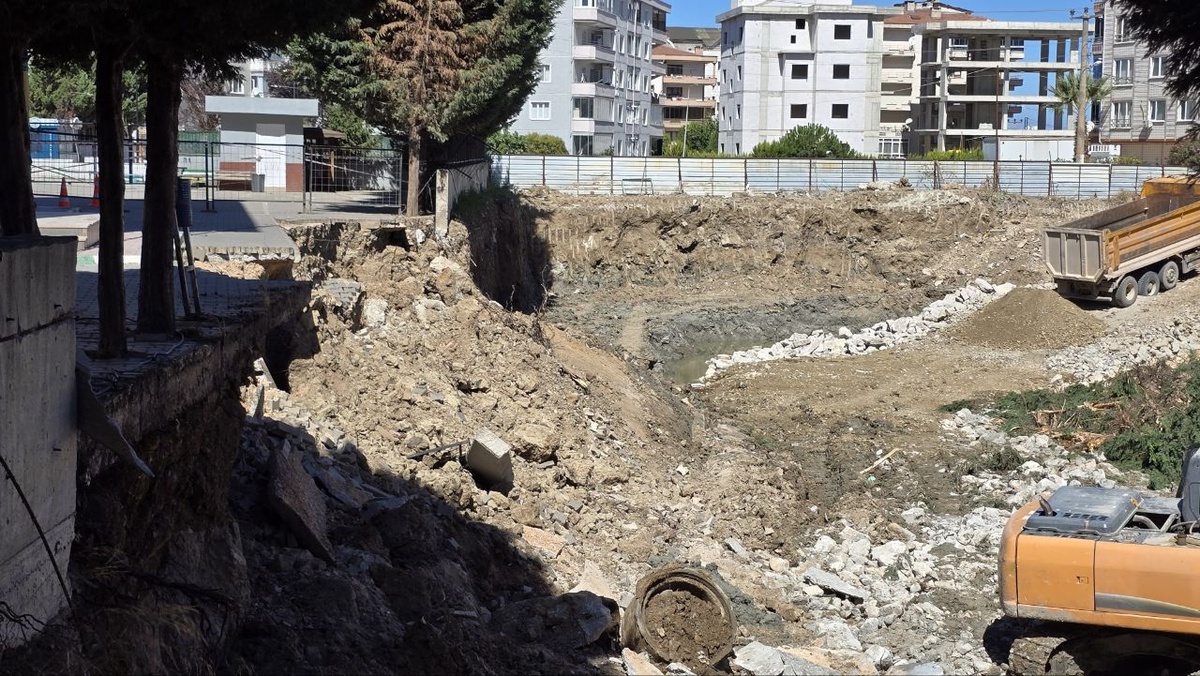 Bursa Mudanya\'da okul bahçesinin istinat duvarı çöktü, güvenlik önlemi alındı