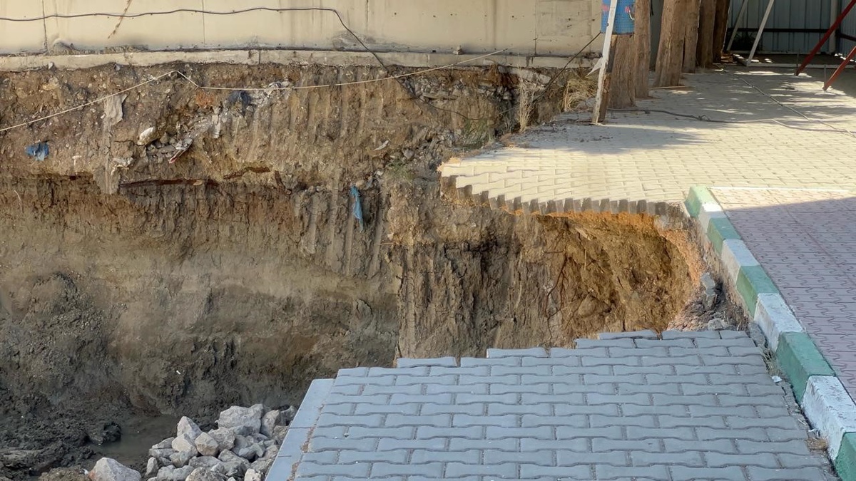 Bursa Mudanya\'da inşaat kazısı okul bahçesini çökertti; sınırda altyapı açığa çıktı