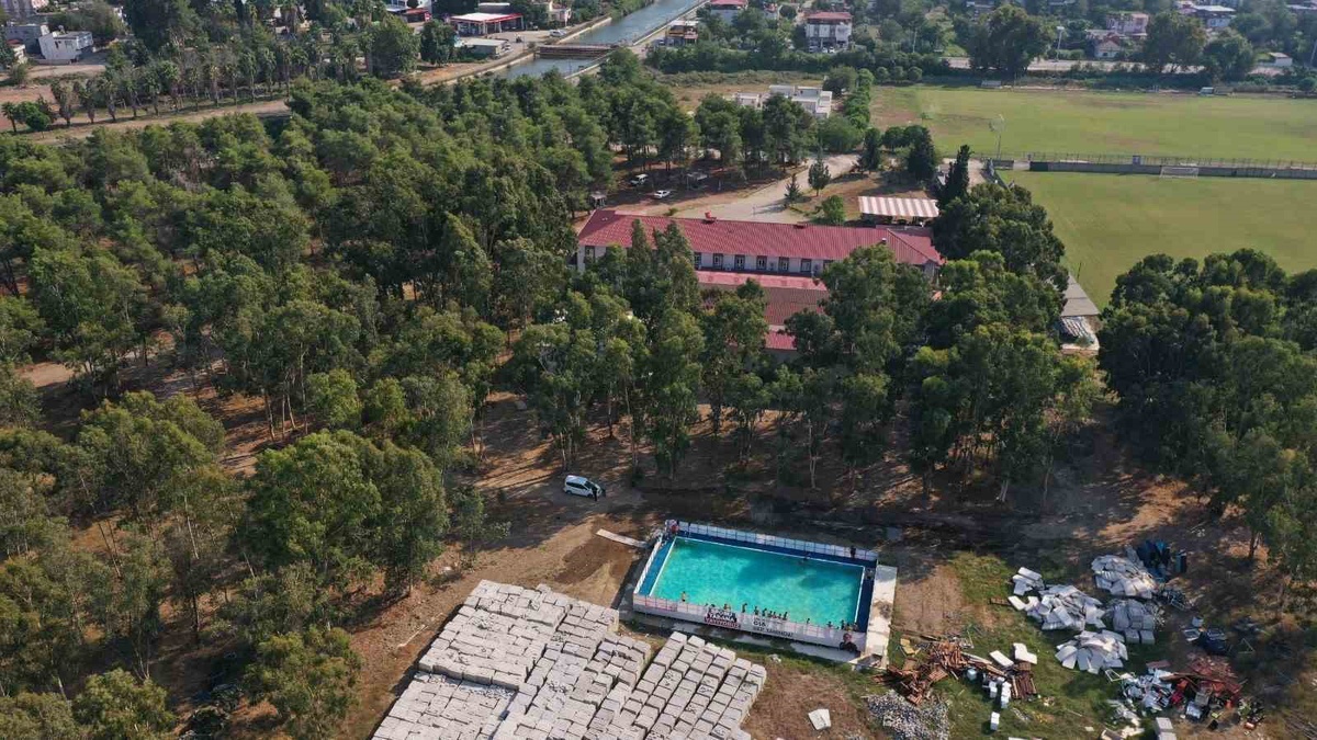 Osmaniye\'nin Cevdetiye beldesinde kurulan portatif havuzda çocuklar güvenle yüzme öğreniyor