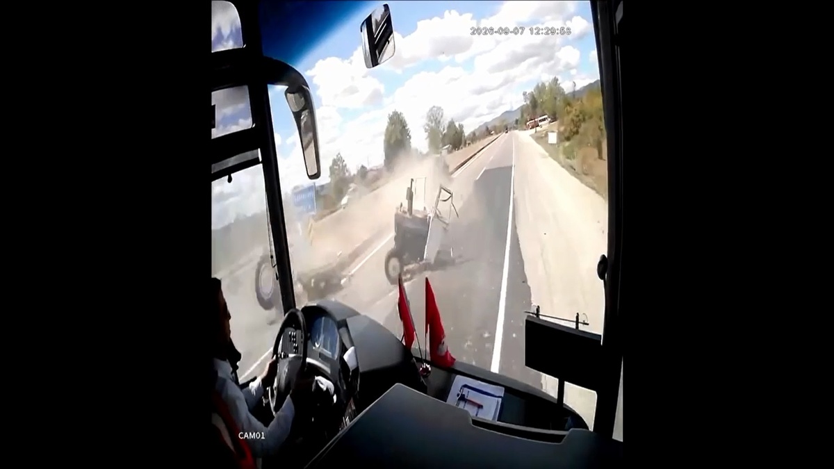 Kastamonu Taşköprü\'de otomobille çarpışan traktör ikiye bölündü