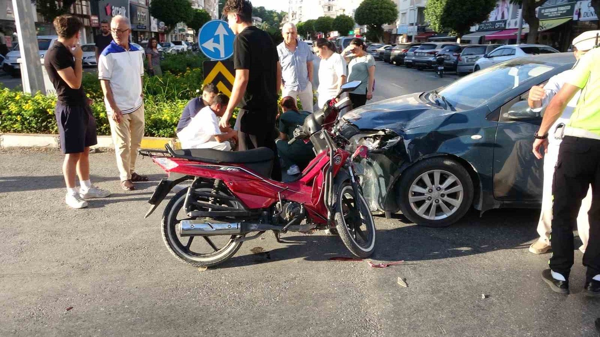 Antalya Manavgat'ta motosiklet ile otomobil çarpıştı; sürücü yaralandı