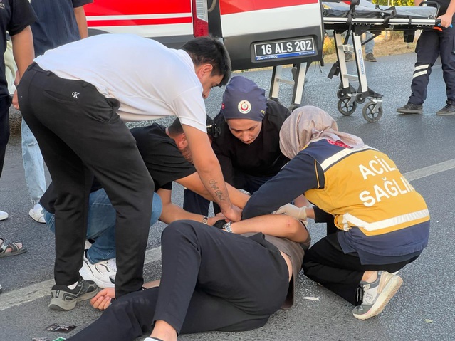 Bursa Mudanya'da motosiklet otomobile çarptı, 22 yaşındaki sürücü yaralandı