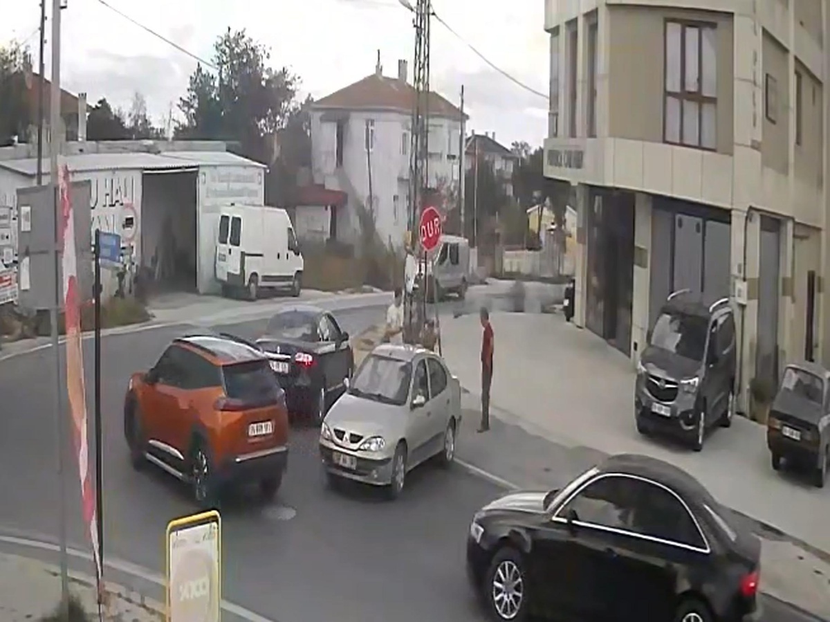 Tekirdağ Kapaklı\'da sürücü çarptığı \'Dur\' tabelasını sökemeyince aracına binip kaçtı