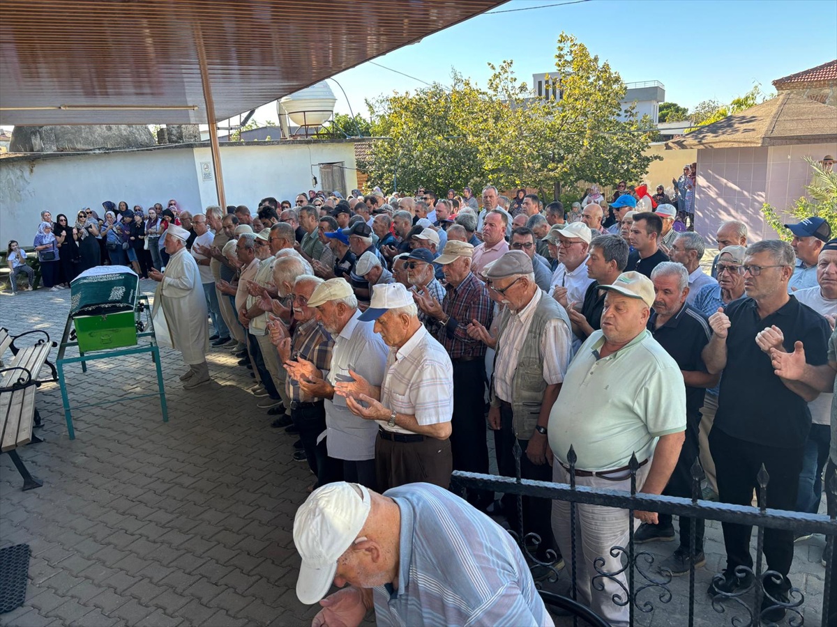 Oyuncu İlhami Adsal Çanakkale\'de köy mezarlığında son yolculuğuna uğurlandı