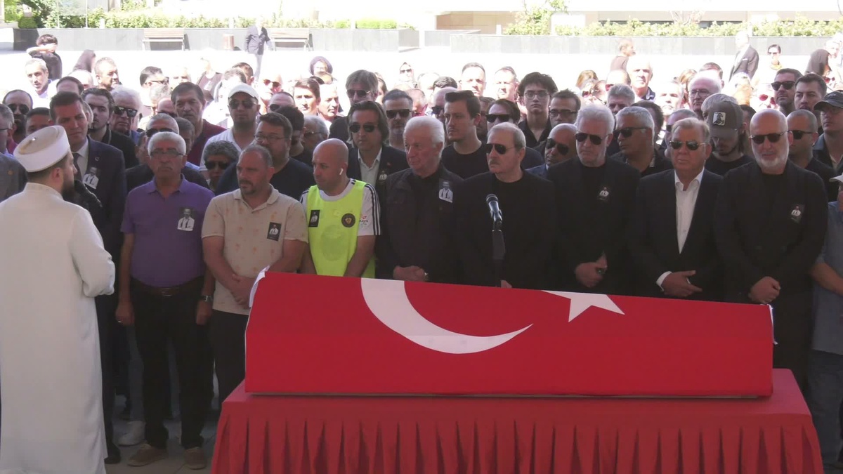 Oyuncu Serhat Mustafa Kılıç son yolculuğuna Karşıyaka Mezarlığı\'nda uğurlandı