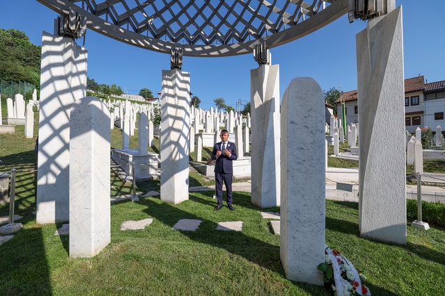 Özgür Özel, Mladiç'in cenazesine askeri tören yapılmasını kınadı