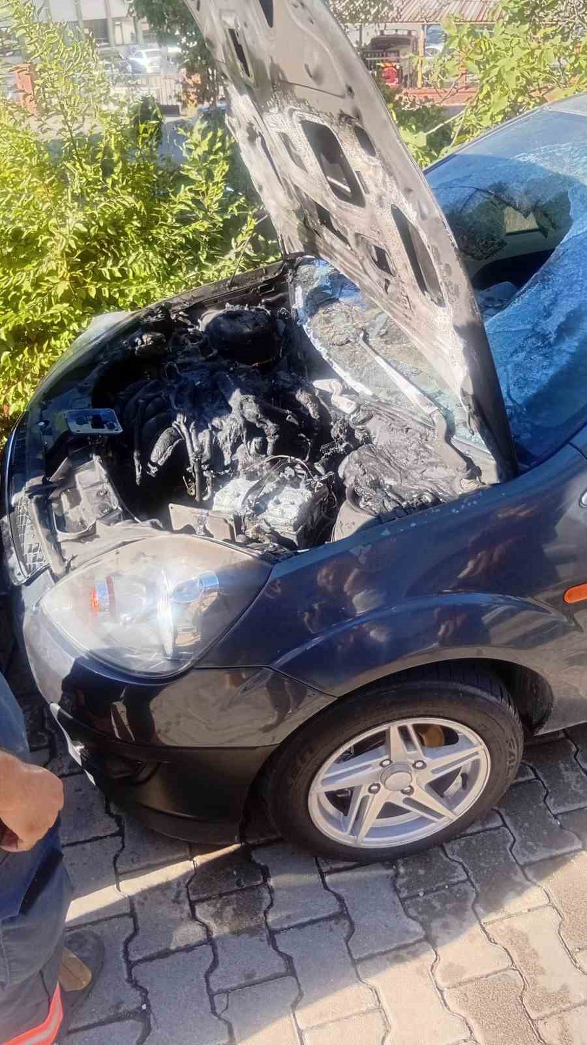 Zonguldak Kapuz Caddesi\'nde park halindeki otomobil yandı, kullanılmaz hale geldi