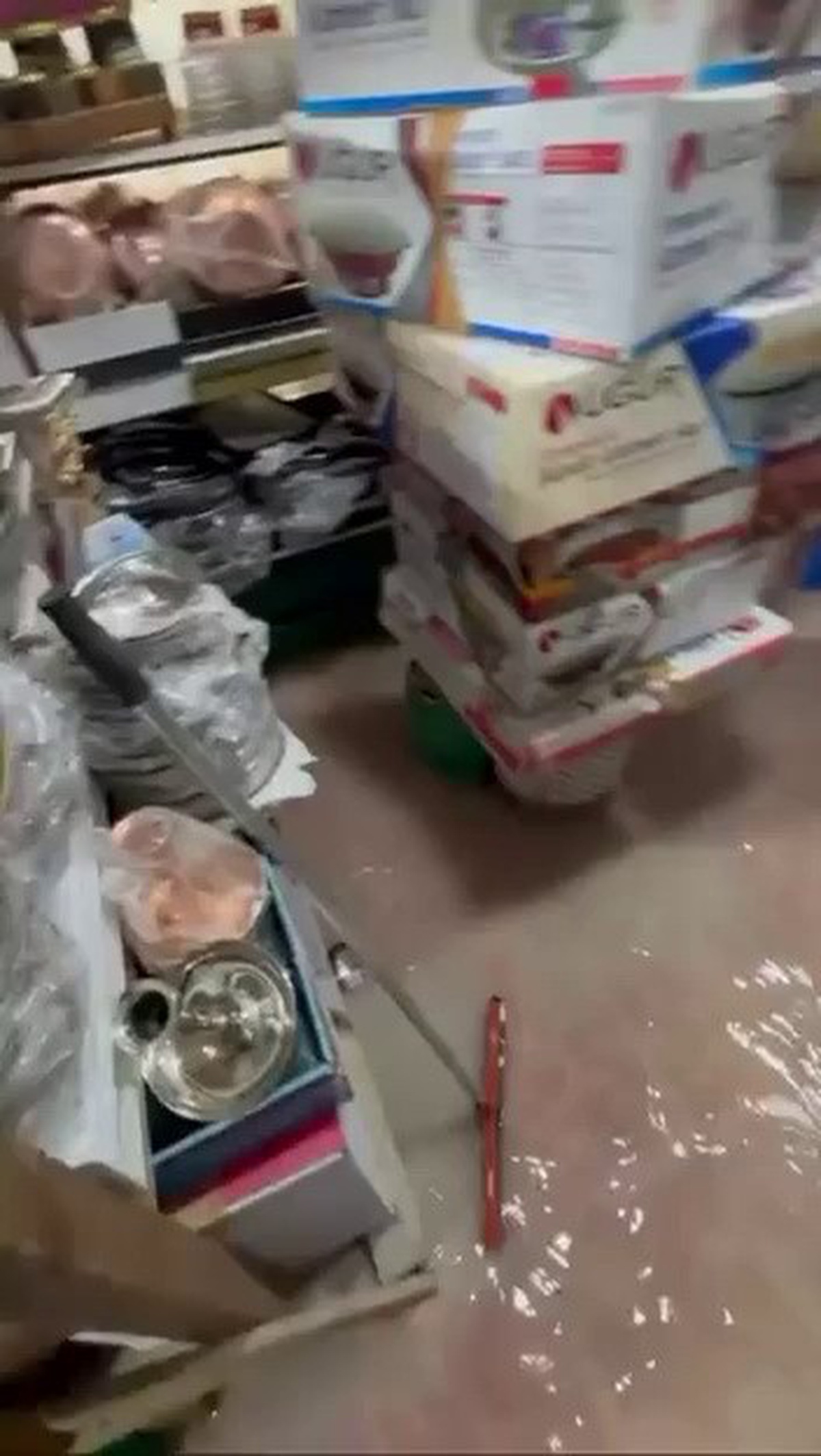 Adıyaman'da şebeke hattı patladı, Oturakçılar Pazarı'ndaki iş yerlerini su bastı
