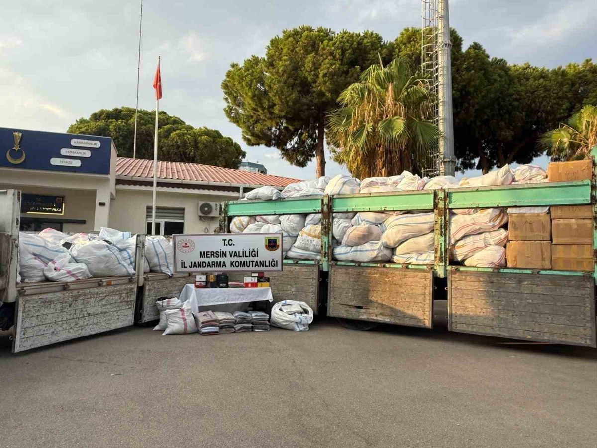Mersin\'de jandarma 20 bin kaçak kıyafet ele geçirdi, 2 şüpheli yakalandı