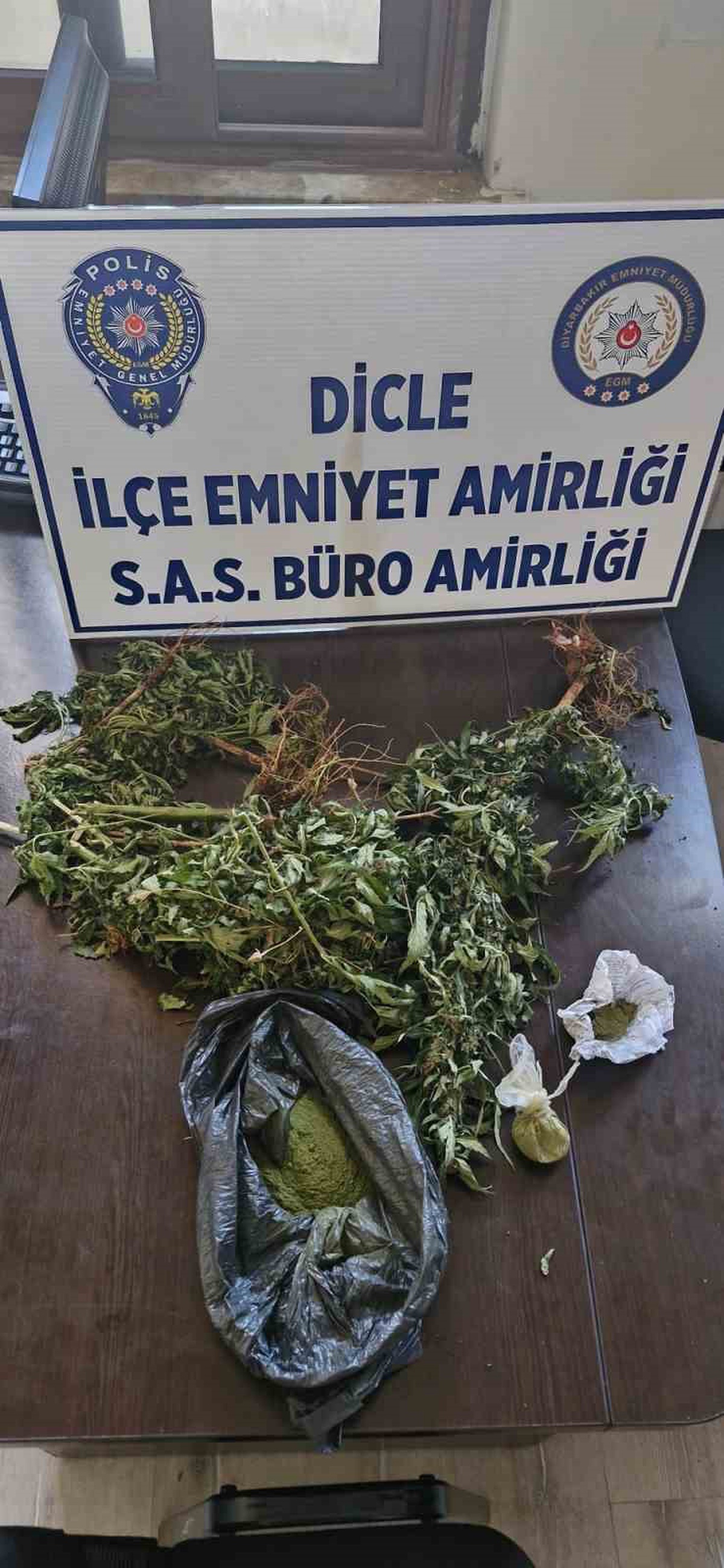 Diyarbakır Dicle\'de polisten kaçan şüpheli yakalandı; evinden 106,7 gram esrar çıktı