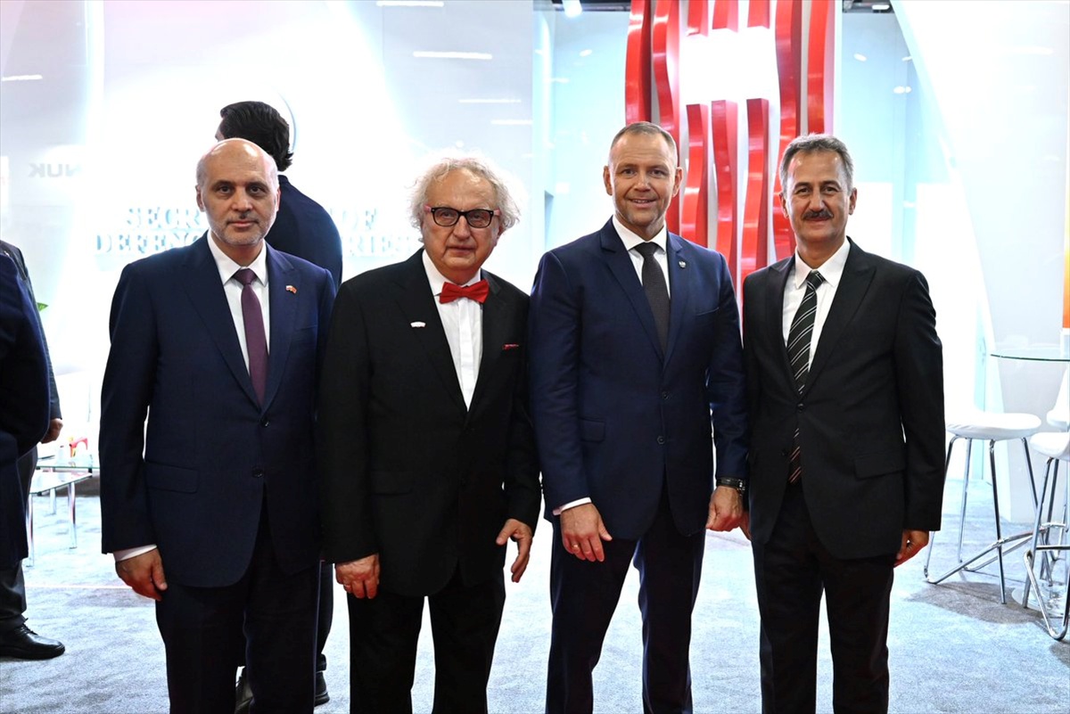 Polonya Cumhurbaşkanı Karol Nawrocki, MSPO 2026\'da Türk stantlarını ziyaret etti