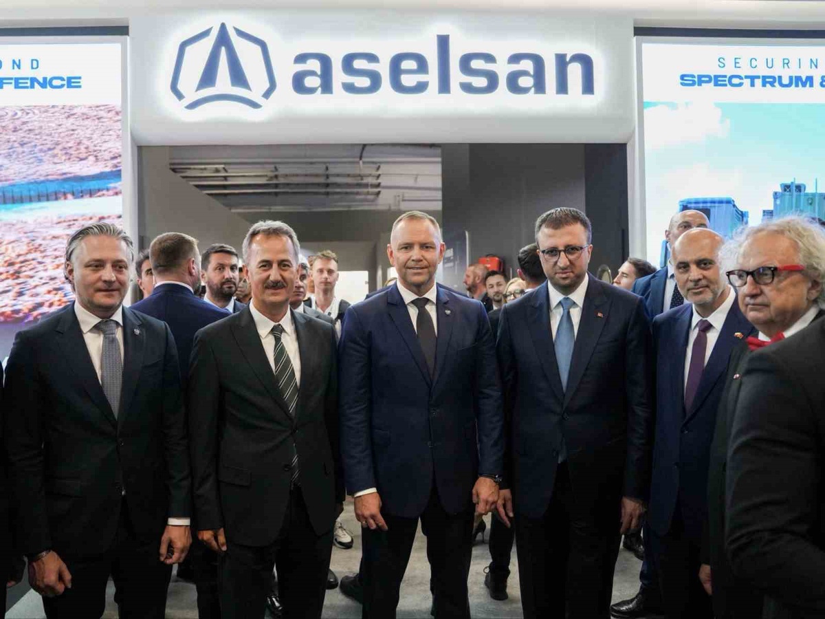 Polonya Cumhurbaşkanı Nawrocki, ASELSAN standında Genel Müdür Akyol\'la görüştü
