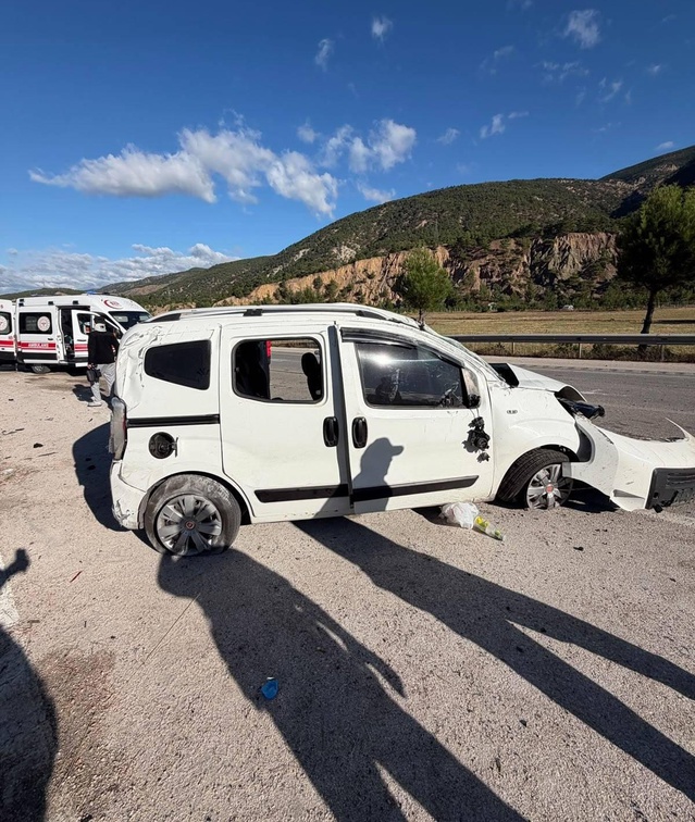 Tokat Reşadiye'de kontrolden çıkan hafif ticari araç takla attı, 4 kişi yaralandı