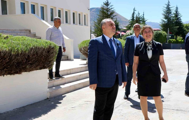 Erciyes Üniversitesi Rektörü Altun, Mimarlık Fakültesi'ndeki yenileme çalışmalarını inceledi