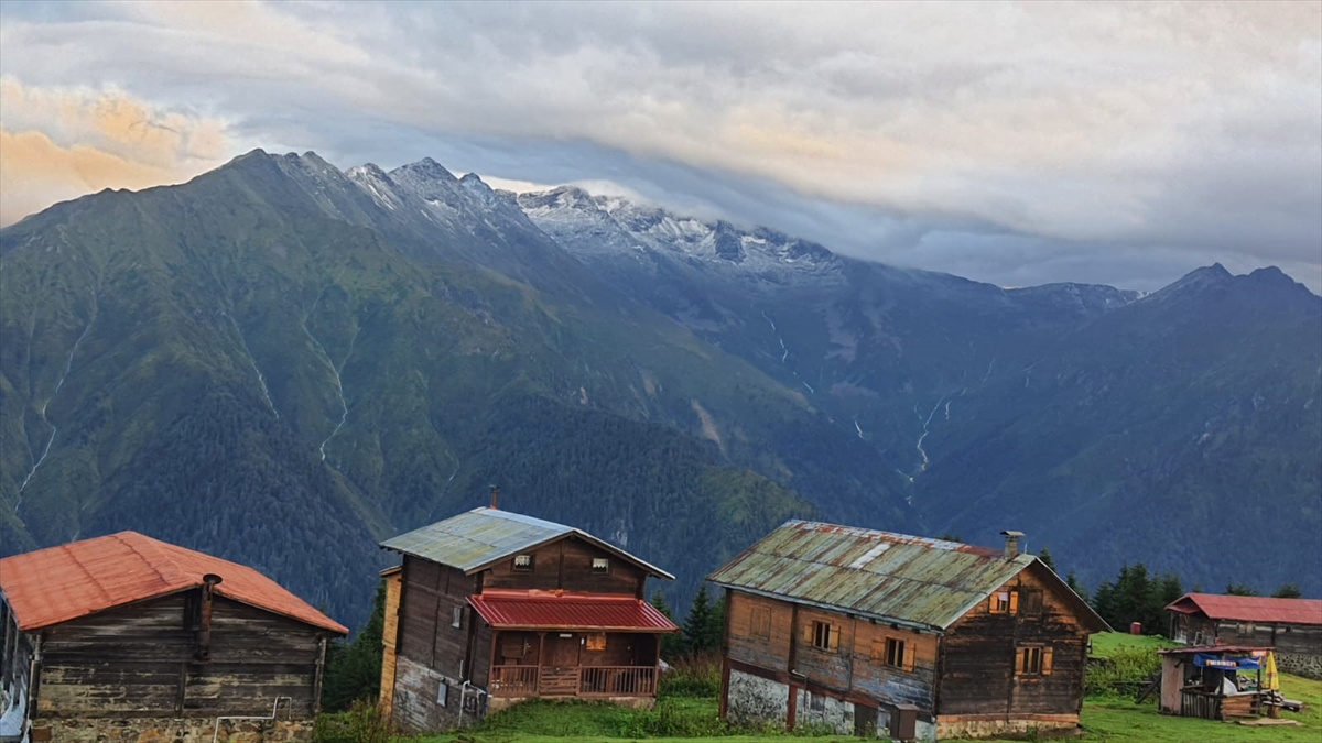 Rize Çamlıhemşin\'de Kaçkar Dağları\'na mevsimin ilk karı yağdı