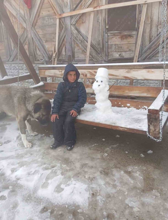 Rize Çamlıhemşin'de Tahpur Yaylası beyaza büründü