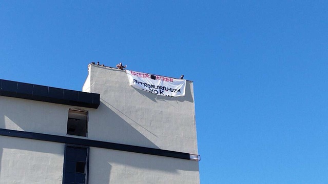 Sakarya'da inşaat işçileri alacakları için çatıda eylem yaptı