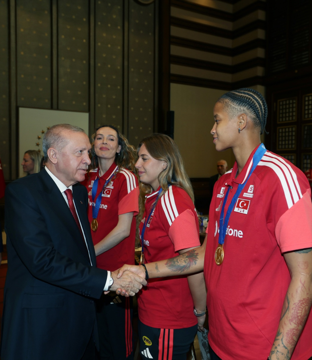 Şampiyonlar Külliye'de! Cumhurbaşkanı Erdoğan, <a class='keyword-sd' href='/filenin-sultanlari/' title='Filenin Sultanları'>Filenin Sultanları</a>'nı kabul etti