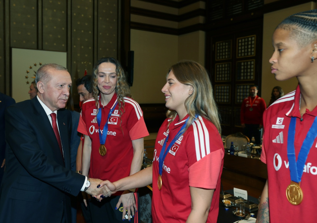 Şampiyonlar Külliye'de! Cumhurbaşkanı Erdoğan, Filenin Sultanları'nı kabul etti