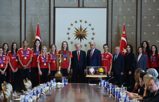 Şampiyonlar Külliye'de! Cumhurbaşkanı Erdoğan, Filenin Sultanları'nı kabul etti