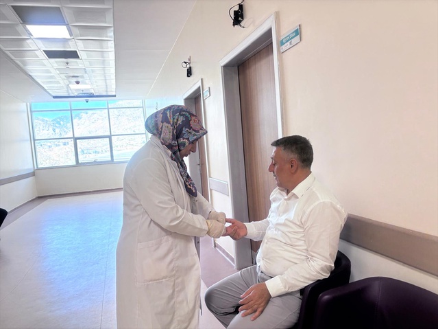 Sason'da Halk Sağlığı Haftası'nda vatandaşların kan şekeri ölçüldü, diyabet eğitimi verildi