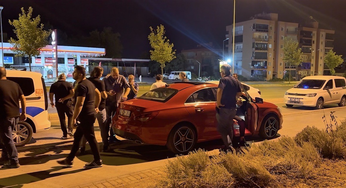 Denizli\'de sokağa attıkları maytap bir gencin elinde patladı; 3 şüpheli yakalandı