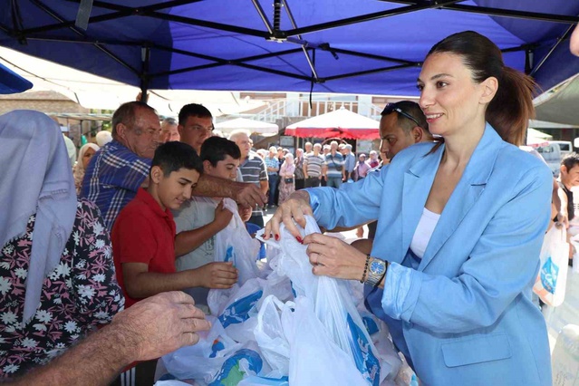 Söke Belediyesi'nin ürettiği unlar Bağarası'nda vatandaşlara dağıtıldı