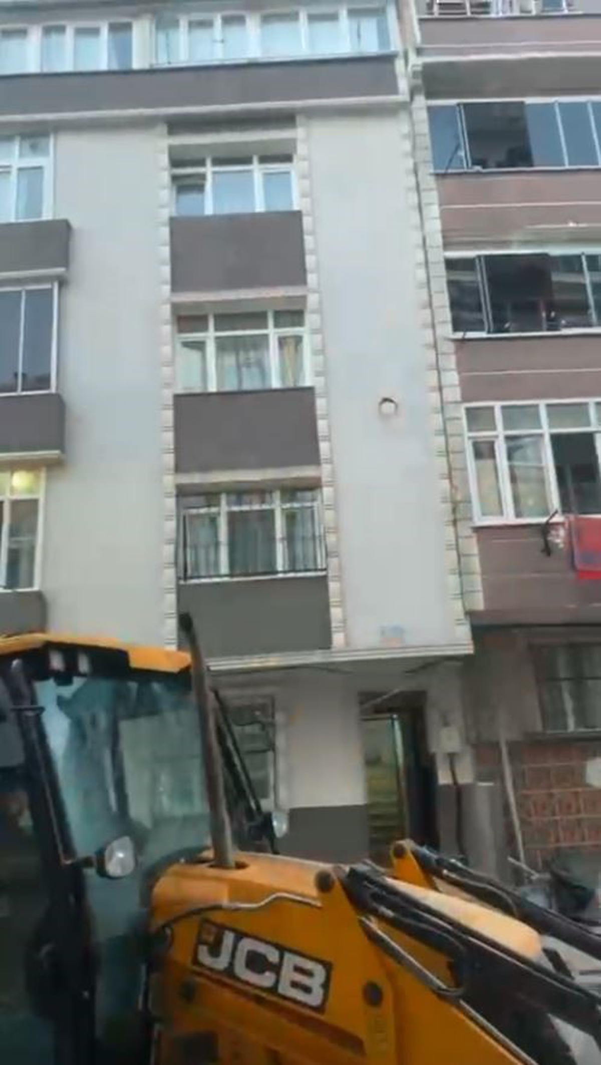 Sultangazi\'de 5 katlı binanın temeli kaydı, bina tahliye edilip mühürlendi