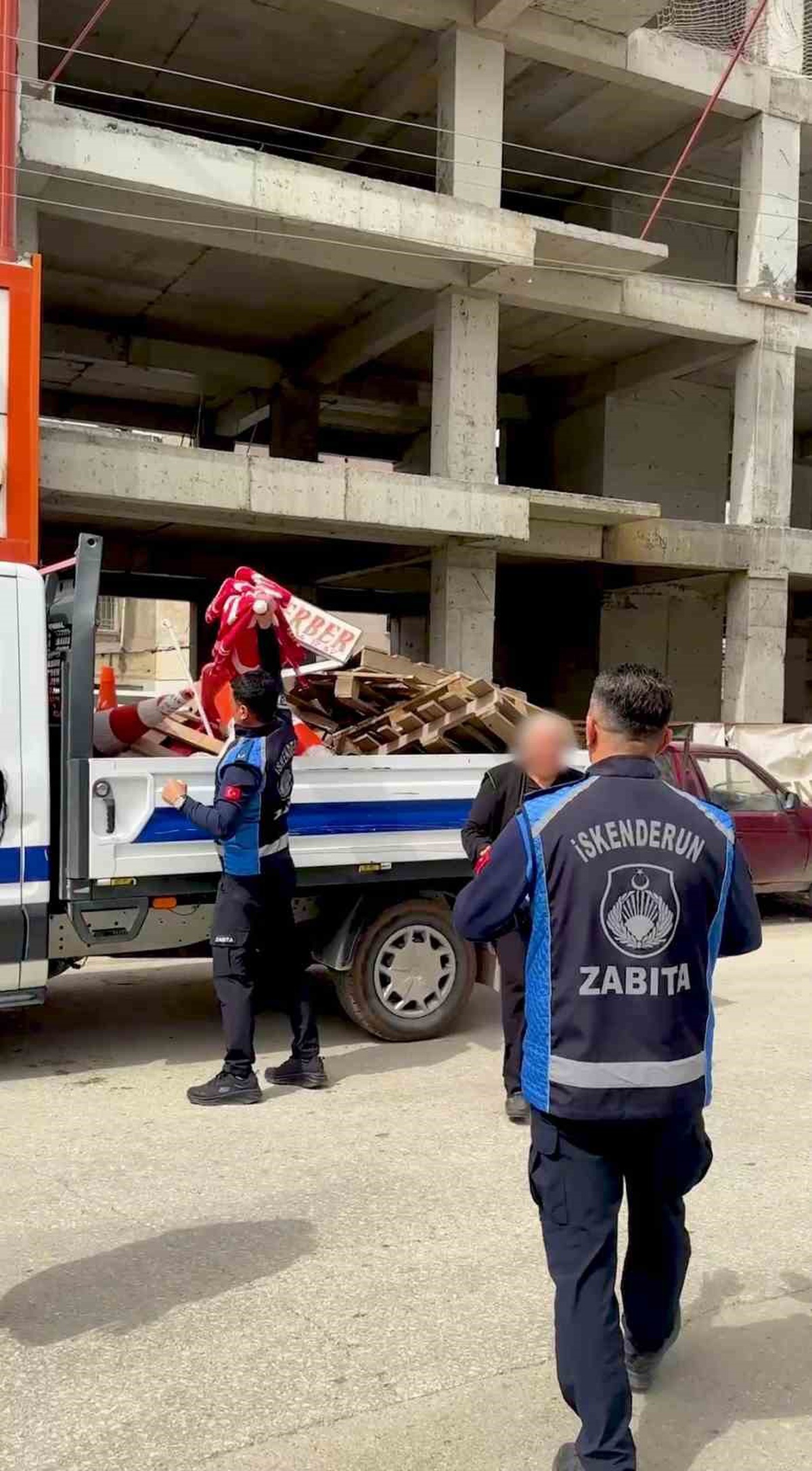 İskenderun\'da zabıta kaldırım işgaline geçit vermedi; esnafın sözüne kararlılıkla yanıt verdi