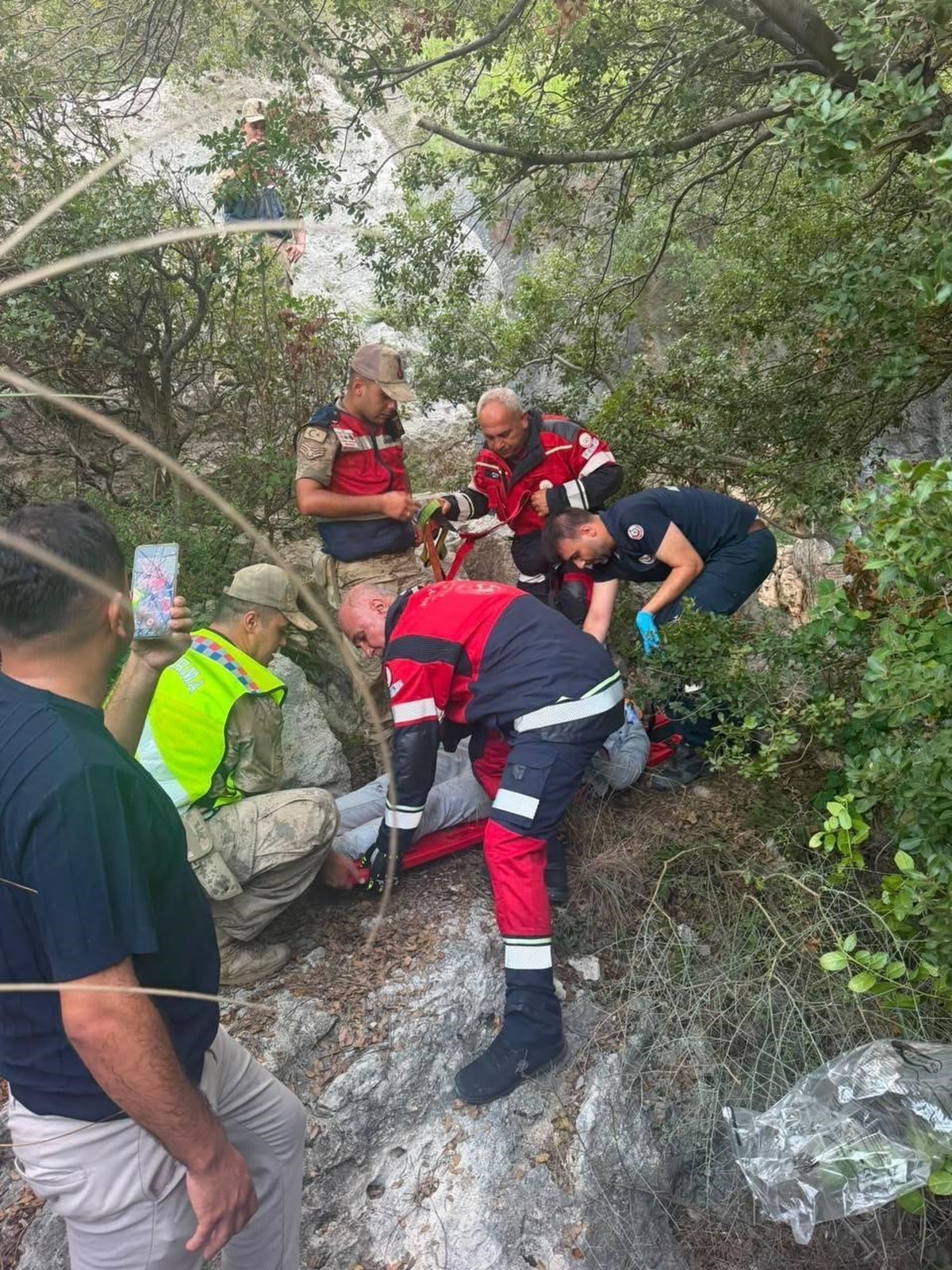 Ayağı taşa takılan genç, telefon aracında kaldığı için 2 gün tarihi tünelde mahsur kaldı